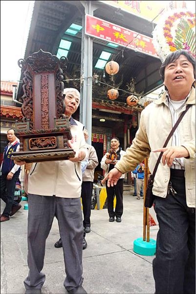 總趕宮整修，廟內工作人員將包括長生祿位及神明搬遷到行館  （記者黃文鍠攝）