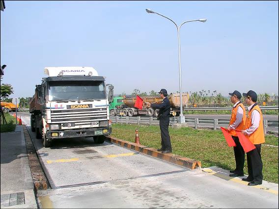 疏濬繁忙縣警局地磅管制站人力吃緊 地方 自由時報電子報