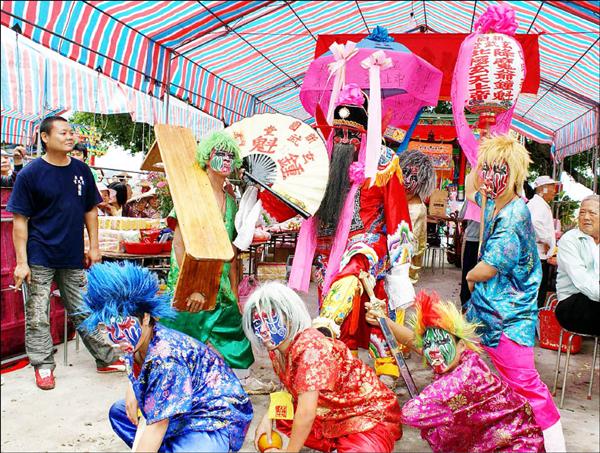 屏東的新園玄武堂表演現代味十足的「鍾馗收妖」戲碼，為神明誕辰祝壽。（記者吳俊鋒攝）