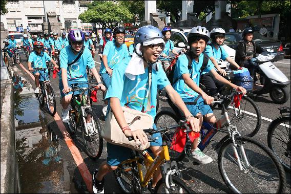 台中市首度舉行單車成年禮活動，讓16歲學生接受耐力與體力洗禮，感受成年責任。（記者蘇孟娟攝）