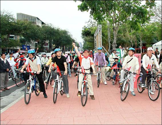 上千民眾參加鄭成功文化節御風而行活動，市長許添財鳴槍後從延平郡王祠出發。（記者蔡文居攝）