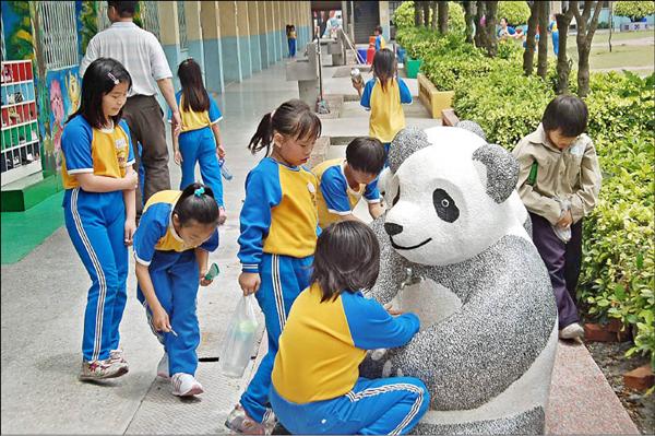 大城鄉大城國小將一座傳統洗手檯改建成動物模樣的低矮洗手檯，吸引學生養成洗手習慣，兼具防疫功能。（記者王百鍊攝）