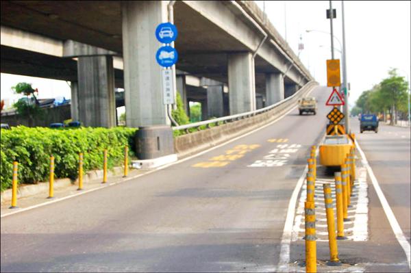 林姓民眾反映中彰快速道路部份匣道口沒設排水孔，下雨易積水。（記者張協昇攝）