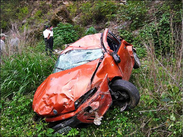 滿載祖孫5人的自小客車，摔落70公尺深的邦腹溪谷，車體嚴重扭曲、變形。（記者蘇福男翻攝）