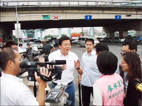 縣議員王淑惠批評，縣府團隊危機處理不及格，竟無人出面為縣府施政做說明，反讓縣長周錫瑋直接面對嗆聲。（記者蔡偉祺攝）