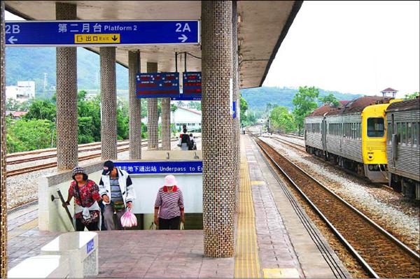 火車多停第二月台 苦了老弱婦孺 - 地方 - 自由時報電子報