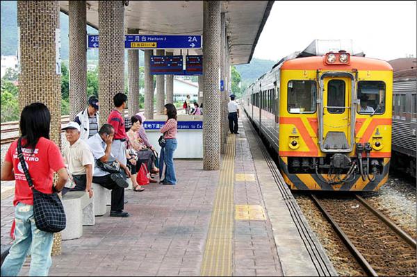 火車多停第二月台 苦了老弱婦孺 - 地方 - 自由時報電子報