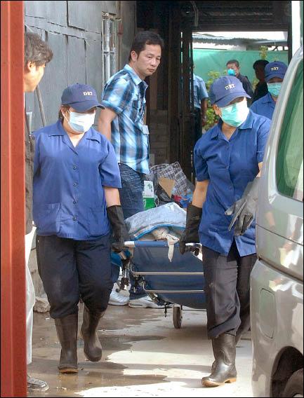 香港警方在被害人屋前挖出屍體。（圖星島日報提供）