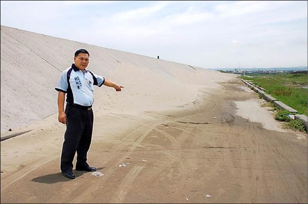 房裡里海堤道路掩沙民眾難行 地方 自由時報電子報