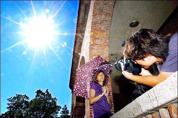 站崗直視強光阿兵哥眩光黃斑部燒焦 即時新聞 自由健康網