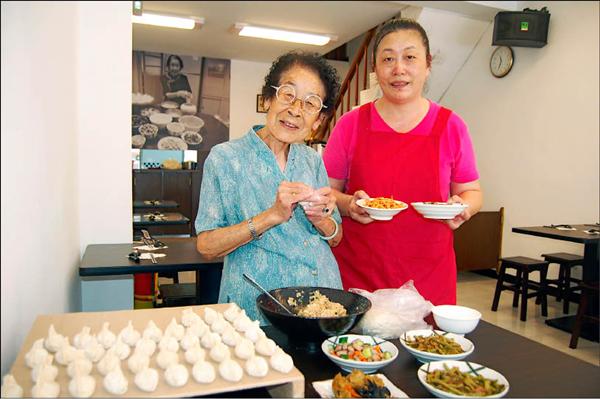 87歲的游韓玉珍（左）和媳婦李玉伶開眷村家常菜館，展現老手藝。（記者盧賢秀攝）