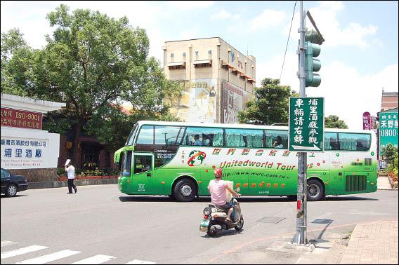 埔里酒廠前路口只有閃黃燈號誌，假日大型遊覽車進出常與直行人車爭道，民眾不滿酒廠只要賺錢不顧安全。（記者佟振國攝）