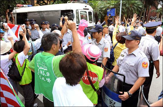 台北地方法院審理扁案，昨天提訊前總統陳水扁進行言詞辯論，挺扁民眾在法院外加油打氣。（記者簡榮豐攝）