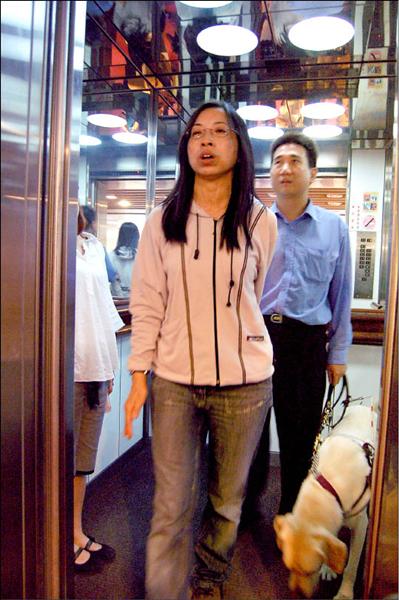 確認視障者進入電梯後，引導轉身必須站在視障者前面，碰到路線轉換或障礙時，最好先口頭提醒，避免措手不及。（記者邱紹雯攝）