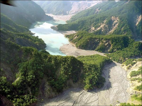  囤積量高達280萬噸的太麻里溪包盛社堰塞湖，因上方已開始溢流，專家研判無立即危險。<br>（林務局提供）