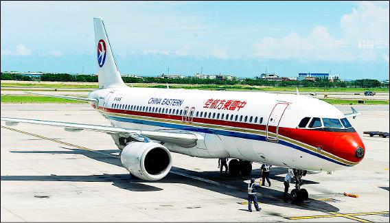 中國東方航空由寧波飛台灣班機，拔得這次直航定期班機飛桃園國際機場頭籌。<br>（記者姚介修攝）