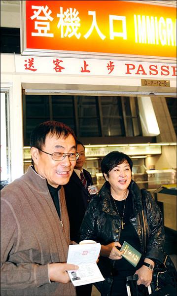 劉家昌夫婦被控掏空華夏公司案，檢方昨處分不起訴。圖為劉家昌夫婦二月底為本案返台應訊後就交保，並獲快速補辦護照禮遇，於三月三日出境前往香港。（資料照，記者姚介修攝）