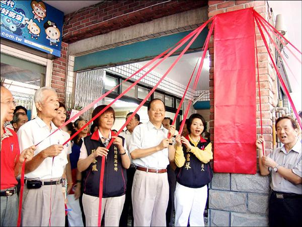 新竹縣議會議長張碧琴（右二），成立縣長選舉競選總部。（記者廖雪茹攝）