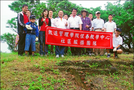 地區進修學生認養孔廟遺跡，盼恢復舊時孔廟。（記者蔡宗憲攝）