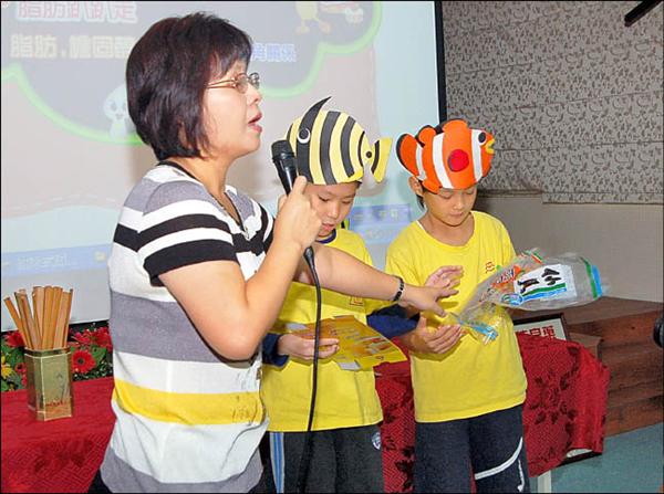 台北市教育局昨天發表營養教育教案指引手冊，教導學童觀察餅乾的外包裝，瞭解油脂、熱量。（記者林相美攝）