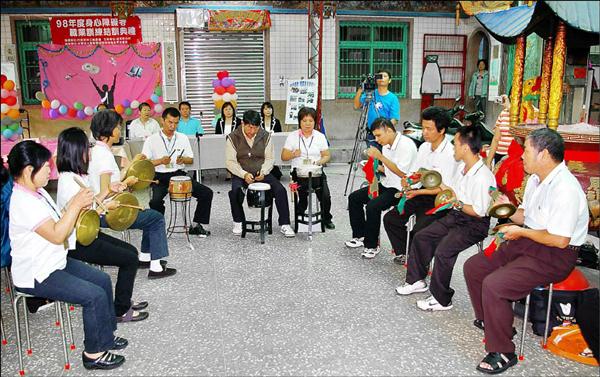 全國首創以盲人為主的客家八音團昨天成立，團員演奏出純熟的樂曲。（記者陳界良攝）