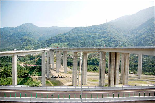 國姓交流道採高架方式，左側是交流道，高度與右側道路一樣，墩柱高度平均約55至70米間。（記者陳鳳麗攝）