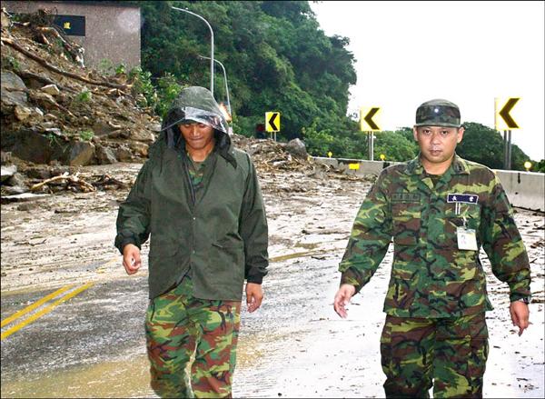 ↑國軍在東部地區的「超前部署，預置兵力」的救災模式，遇到交通中斷時也無能為力，只能以徒步方式對外連絡。（記者游太郎攝）