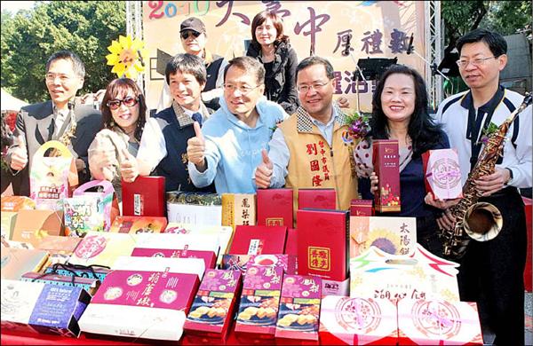 市府官員及議員聯合推薦台中名產。（記者張菁雅攝）