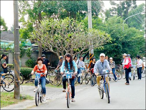 高市眷村文化創意產業聯盟成員昨相約騎單車踏查左營眷村。（記者郭芳綺攝）