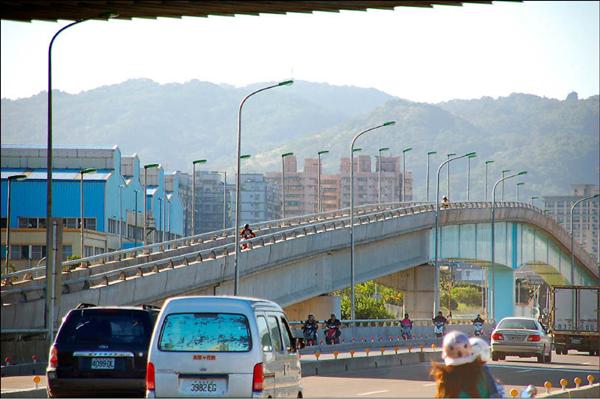 街頭雲霄飛車 浮洲橋機車引道驚險 地方 自由時報電子報