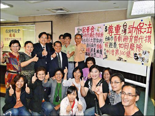 在市議會與動保團體努力下，南市首創各縣市之先，捕殺流浪動物經費將轉為結紮絕育經費。（記者洪瑞琴攝）