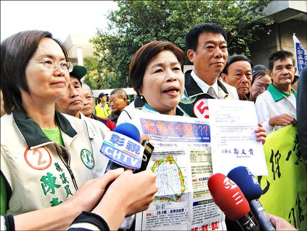 民進黨縣長候選人翁金珠（左二）質疑彰化地檢署「配合」卓伯源陣營，快速辦理文宣查扣案，一日下午到地檢署前抗議，甚至揚言：「請來拘捕我」。（記者阮怡瑜攝）