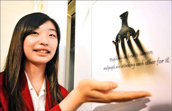 費詩涵在作品海報前闡述設計理念。（記者劉信德攝）