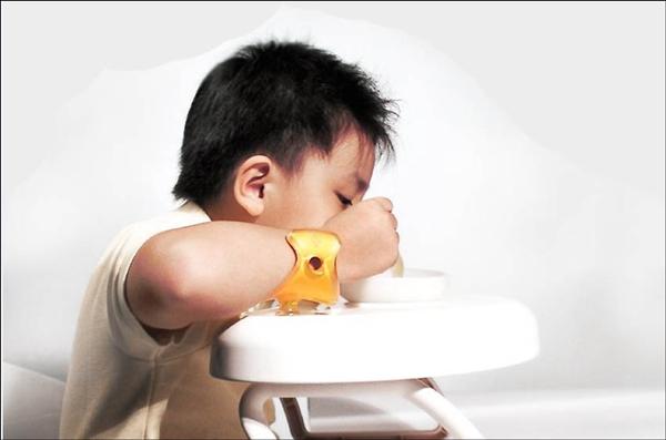 「空島」用餐輔具，餐盤上設置手肘固定器。 （廖家暵提供）