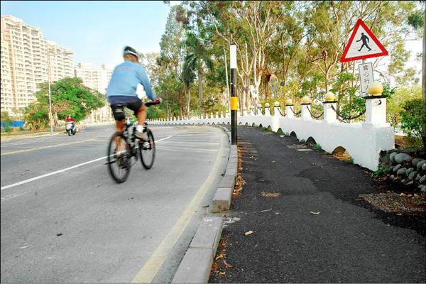 澄清湖環湖道路發生死亡車禍，家屬質疑自行車道的分隔枕木設置不當。（記者方志賢攝）