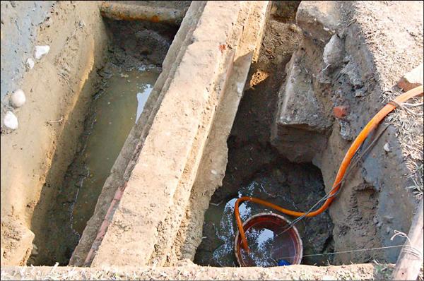 由於地下水湧水嚴重，清代機器局遺址目前還「藏」在水下，必須將水抽乾，才能看到清代遺址。（記者曾鴻儒攝）