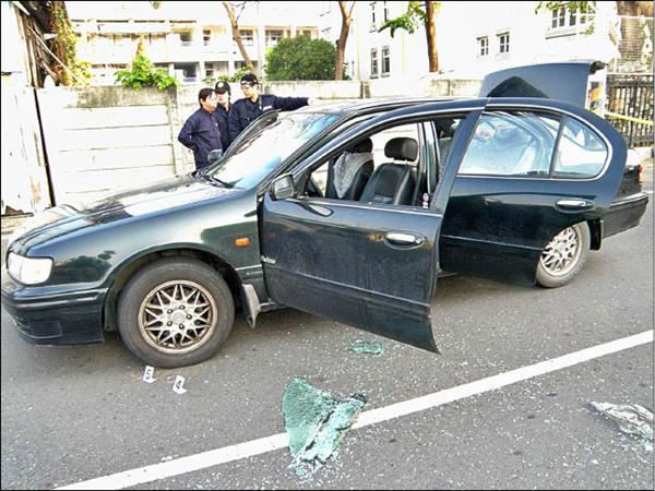 李嫌所駕駛的贓車被警方開槍打中左前輪，並用警棍敲破車窗。（記者余雪蘭攝）