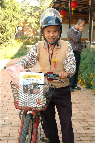 67歲的楊清一立志擔任虎爺信差，半年來騎著自行車走訪近兩百座廟宇。（記者歐素美攝）