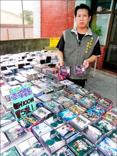 保智大隊嘉義分隊昨宣佈破獲首宗販賣「艋舺」盜版光碟案。（記者丁偉杰攝）