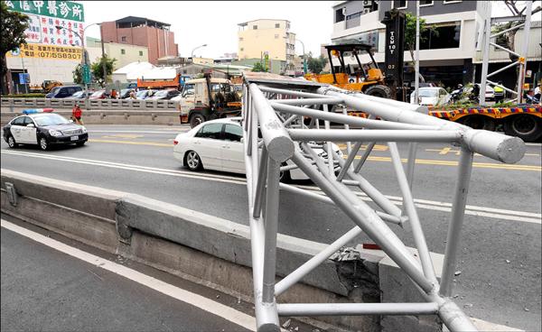 拖板車撞落限高鐵架 砸毀轎車 - 地方 - 自由時報電子報