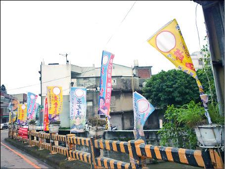 基層選舉6月12日投票，新竹縣湖口鄉德興路短短2、300公尺，包括村長及第一選區代表參選人就有8人，旗海飄飄，成為當地人口中的「選舉街」。（記者廖雪茹攝）