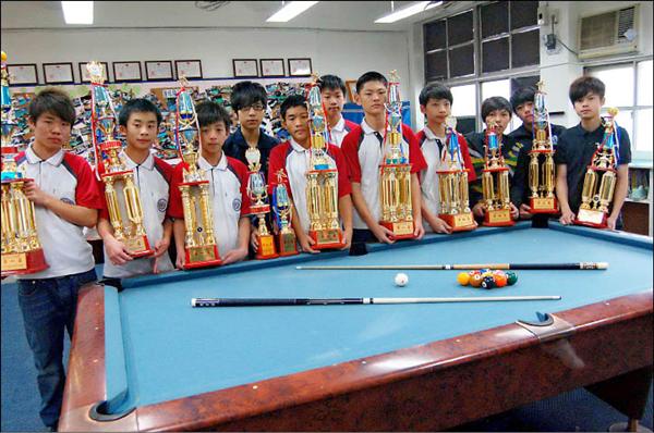 民權國中撞球隊成軍4年，5度在全國中等學校撞球錦標賽與聯賽中稱霸，成績耀眼，全校師生都與有榮焉。 （記者邱紹雯攝）