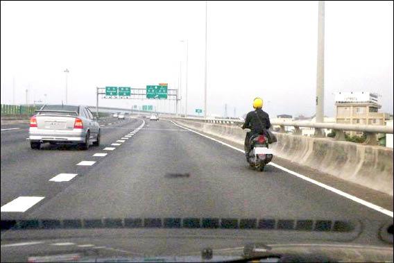 小綿羊機車奔馳中投公路 地方 自由時報電子報