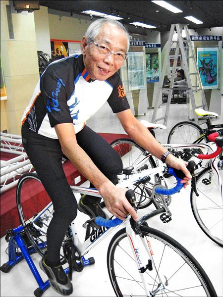 高齡76歲的巨大集團董事長劉金標，12日展開為期五天五百公里的「騎心荷力」體驗之旅。（記者李文儀攝）
