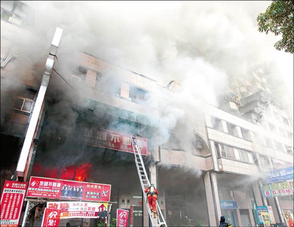 台中市河南路二段大樓火災，冒出火舌與濃煙。（記者詹朝陽攝）