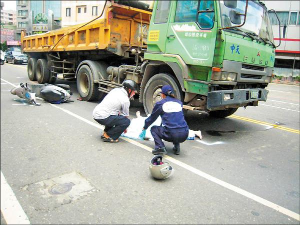 擦撞倒地 女騎士被輾斃 社會 自由時報電子報