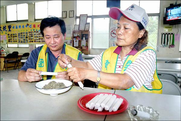 大坑里就地取材，製作艾草蚊香。（記者吳俊鋒攝）