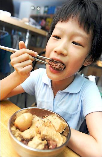 研究顯示，高蛋白飲食可能是孩童早熟的原因之一，建議家長應避免讓孩童過量食用動物性蛋白質。（記者張嘉明攝）