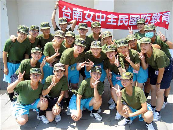 台南女中軍校入伍生，誓言堅持到底。（圖：台南女中提供）