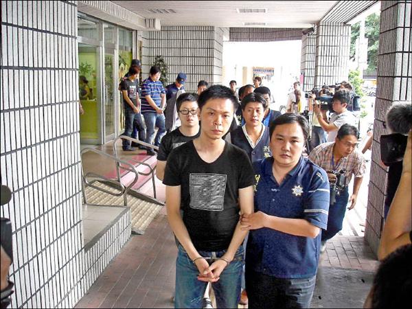 台北市刑警大隊破獲竹聯幫地堂北投會不法組織，逮捕會長郭宏志及幫眾等20人。（記者吳岳修攝）